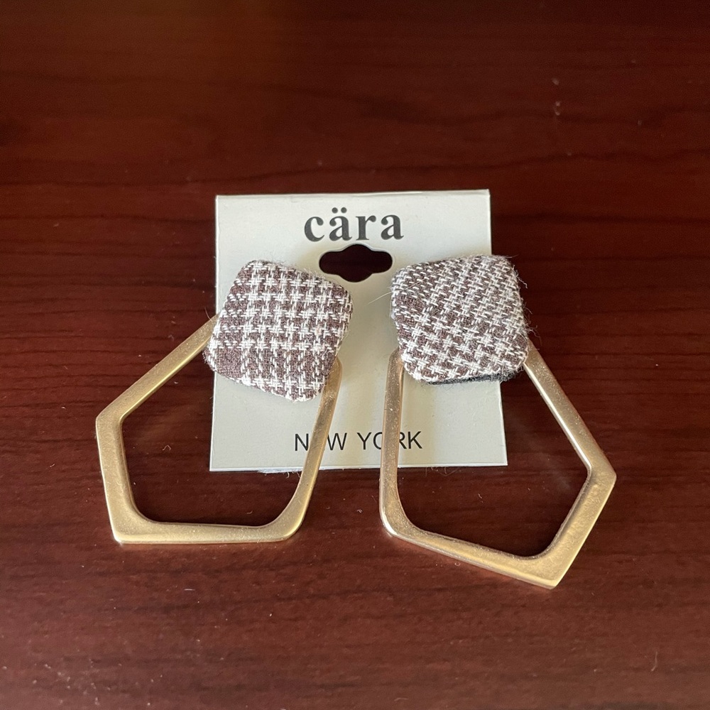 cära Earrings